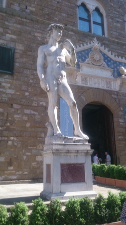 Kopie des "David" von Michelangelo vor dem Palazzo della Signoria in Florenz Kopie des "David" von Michelangelo vor dem Palazzo della Signoria in Florenz
